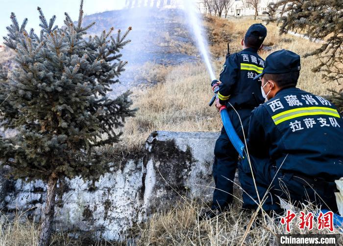 12月6日，布達(dá)拉宮消防救援大隊(duì)在布達(dá)拉宮山體林草區(qū)域開展?jié)窕ぷ??！㈣?攝