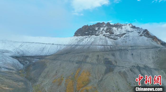 圖為邊壩縣降雪時(shí)夏貢拉山段路況?！∵厜慰h融媒體中心供圖