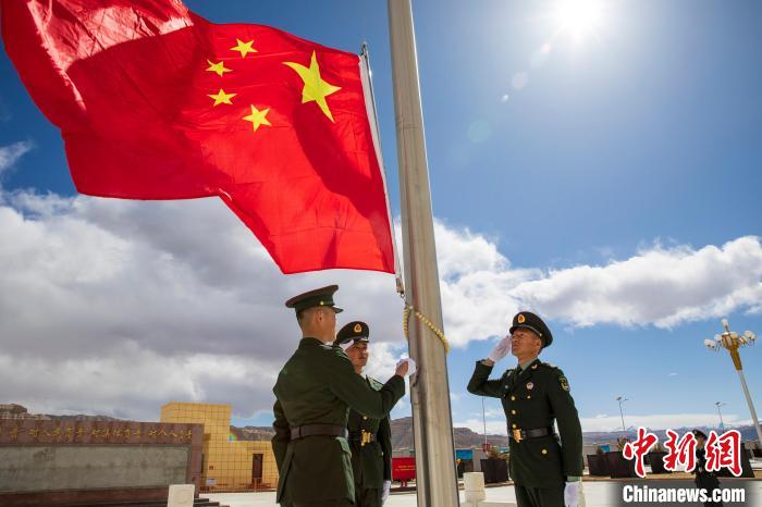 圖為在西藏阿里地區(qū)札達縣，軍民共同舉行升國旗儀式，慶祝西藏百萬農(nóng)奴解放紀(jì)念日?！詵| 攝