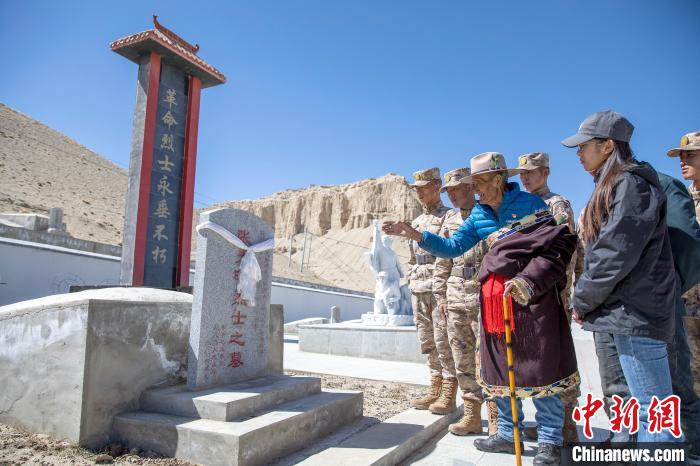 圖為在西藏阿里地區(qū)札達縣烈士陵園，82歲的次仁南杰老人為軍民代表講述新舊西藏的變化?！詵| 攝