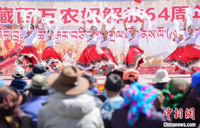 圖為墨竹工卡縣龍珠崗村，文藝演出現(xiàn)場(chǎng)?！∝暩聛?lái)松 攝