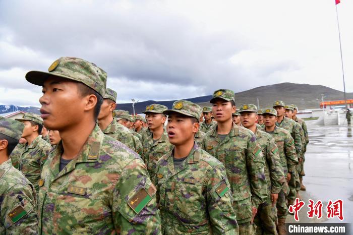 新兵重溫軍人誓詞。　賈治星 攝