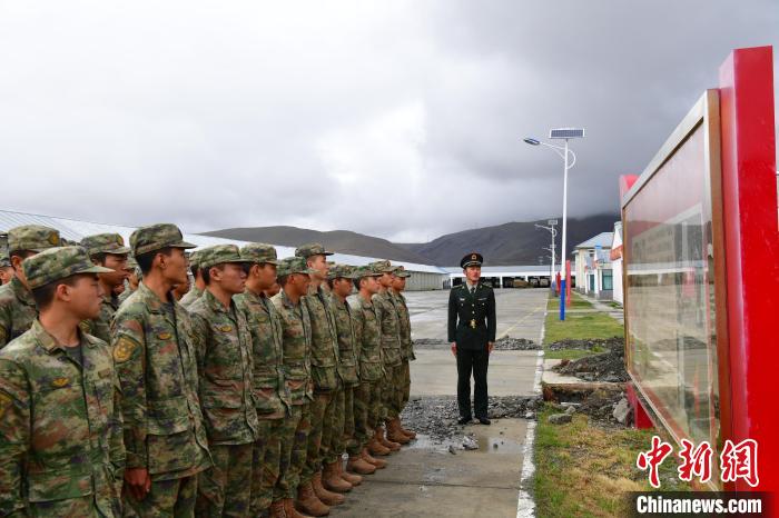 新兵了解邊防歷史。　李學(xué)文 攝