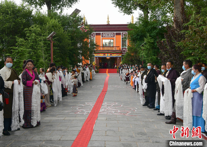 7月30日，在位于拉薩的雪林多吉頗章內(nèi)，各族各界信眾列隊歡迎班禪回藏。　<a target='_blank' ><p  align=