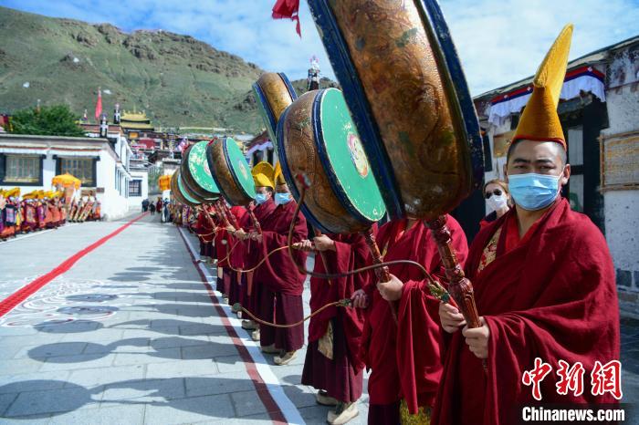 8月8日，班禪回到駐錫地扎什倫布寺，僧人們以最高規(guī)格的藏傳佛教傳統(tǒng)儀式迎接班禪到來?！?貢嘎來松 攝