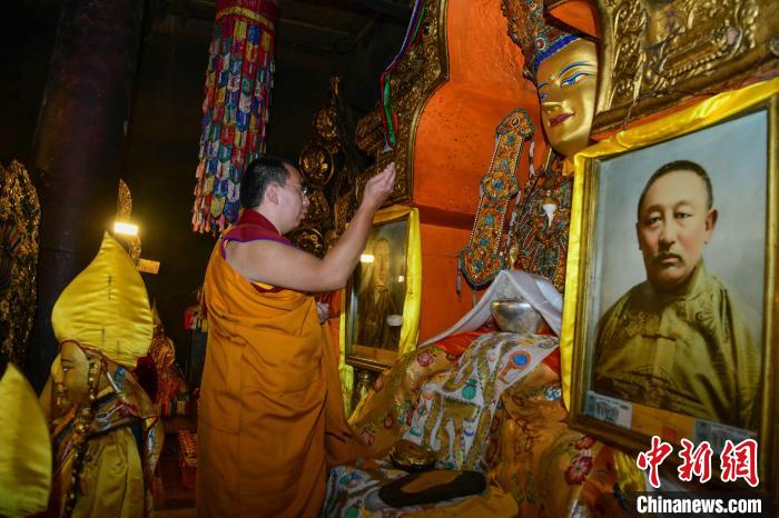 8月8日，班禪在扎什倫布寺措欽大殿朝拜佛祖釋迦牟尼佛像?！?貢嘎來松 攝