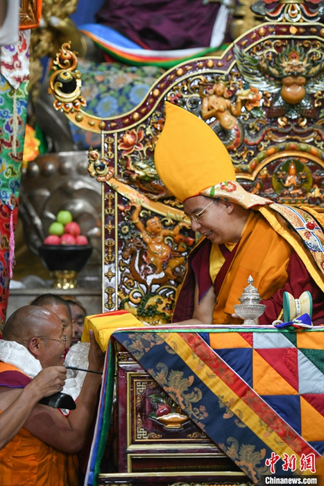 8月23日，班禪來到申扎縣色布寺禮佛、講經(jīng)，色布寺高僧向班禪敬獻(xiàn)經(jīng)書。<a target='_blank' ><p  align=