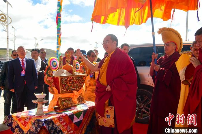 8月26日，班禪來到安多縣白日寺禮佛、講經(jīng)，該寺以最高禮儀迎請班禪。<a target='_blank' ><p  align=