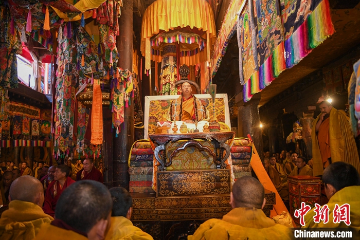 10月27日，扎什倫布寺舉行吉祥祈愿法會，慶祝班禪額爾德尼·確吉杰布獲得“嘎欽”學位。圖為班禪在法會上帶領僧人誦經。<a target='_blank' ><p  align=