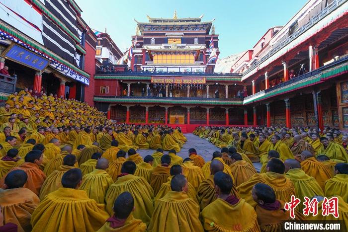 10月26日，班禪在扎什倫布寺多加大院參加“嘎欽”學位立宗答辯，全寺僧人齊聚一堂，共同見證這一殊勝時刻。<a target='_blank' ><p  align=