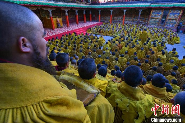 10月26日，班禪在扎什倫布寺參加“嘎欽”學位立宗答辯。圖為扎寺僧人在多加大院集體誦經(jīng)祈福。<a target='_blank' ><p  align=