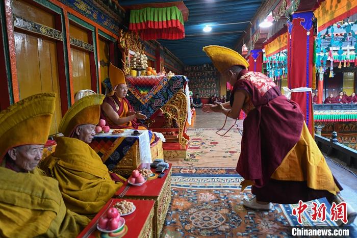 10月26日，班禪在扎什倫布寺參加“嘎欽”學位立宗答辯。圖為班禪作為立論者與經(jīng)師助理辯論。<a target='_blank' ><p  align=