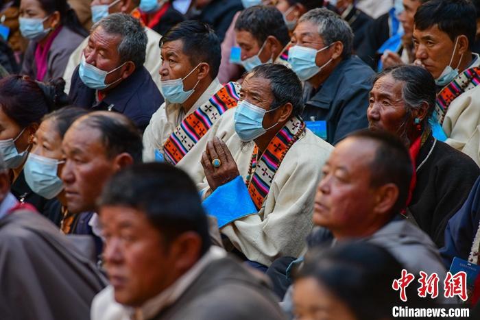 10月26日，信眾在扎什倫布寺現(xiàn)場見證班禪參加“嘎欽”學位立宗答辯。<a target='_blank' ><p  align=