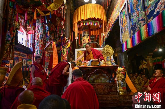 10月27日，扎什倫布寺舉行慶祝班禪額爾德尼·確吉杰布獲得“嘎欽”學位吉祥祈愿法會，班禪在法會上為僧人摸頂賜福。<a target='_blank' ><p  align=