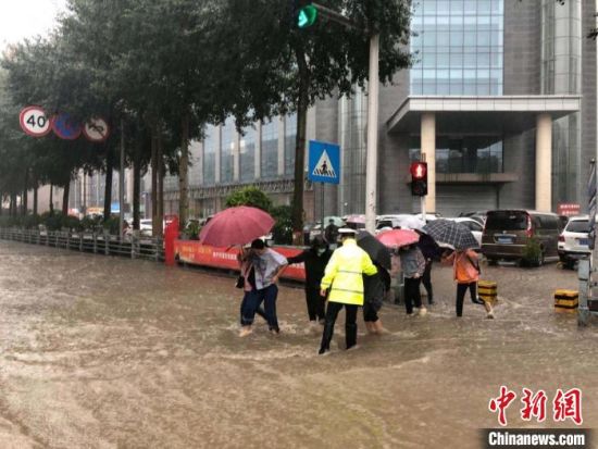 8月28日，青海省東部出現(xiàn)強(qiáng)降水天氣過程，其中西寧地區(qū)出現(xiàn)入汛以來雨量最大、強(qiáng)度最大的強(qiáng)降水過程。西寧交警供圖