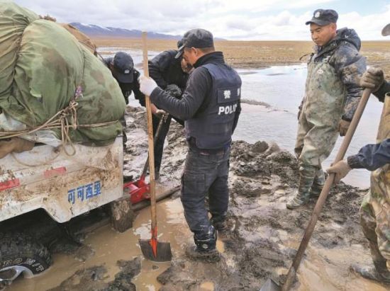 巡山途中車輛陷入泥坑。