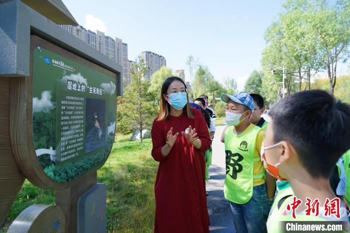 圖為小朋友在青海西寧湟水國家濕地公園內(nèi)學習濕地知識。　馬銘言 攝