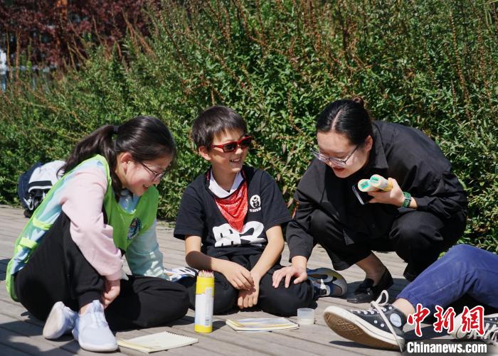 圖為小朋友在青海西寧湟水國家濕地公園內(nèi)認識植物并進行繪畫?！●R銘言 攝