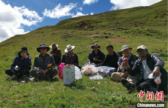 科研團(tuán)隊(duì)在熱魯盆地工作合影。　中科院青藏高原所 供圖