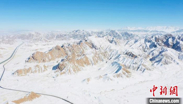 圖為無人機(jī)航拍高原雪景?！《继m縣融媒體中心供圖