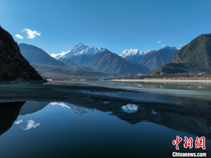 西藏林芝雅魯藏布江和遠(yuǎn)處的雪山?！《拘?攝