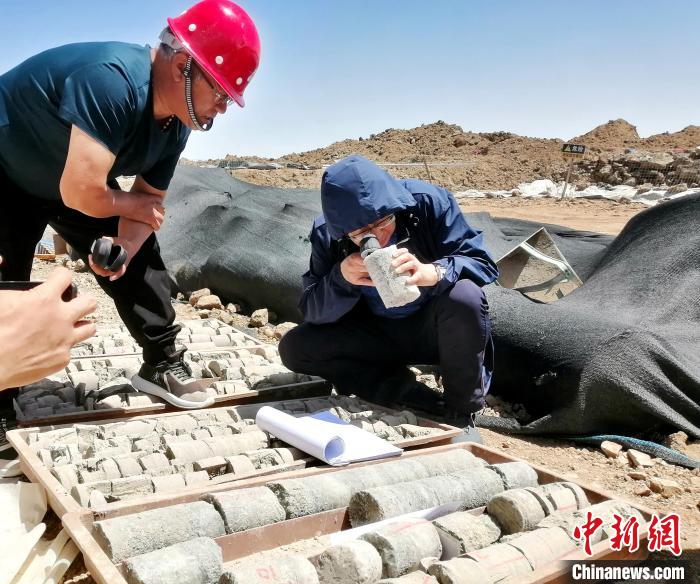 圖為地質(zhì)專家觀察含鹽地層。(資料圖) 柴綜院 供圖