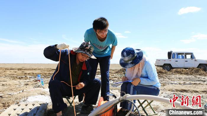 圖為專家測(cè)量鹽湖鹵水水位。(資料圖) 柴綜院 供圖