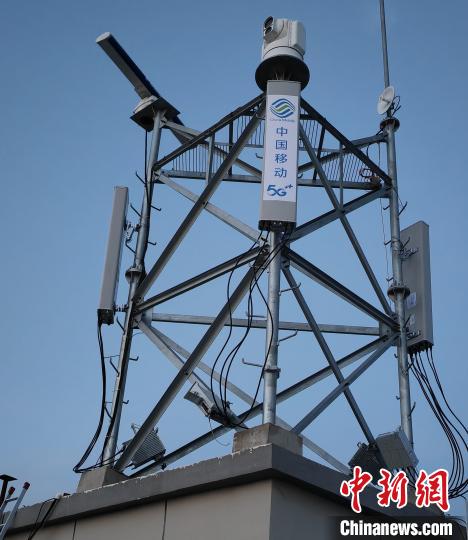 資料圖為建在龍羊峽湖區(qū)內(nèi)的5G基站。　青海移動(dòng)海南分公司供圖