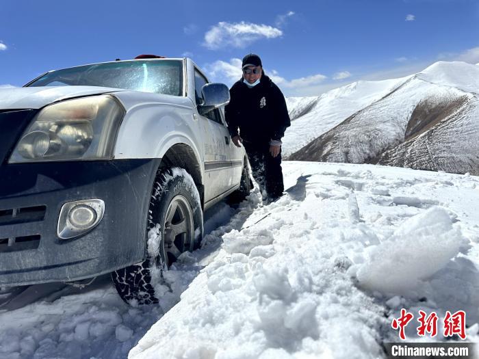 圖為生態(tài)管護(hù)人員準(zhǔn)備在雪地推車?！《“瓦_(dá)杰 攝