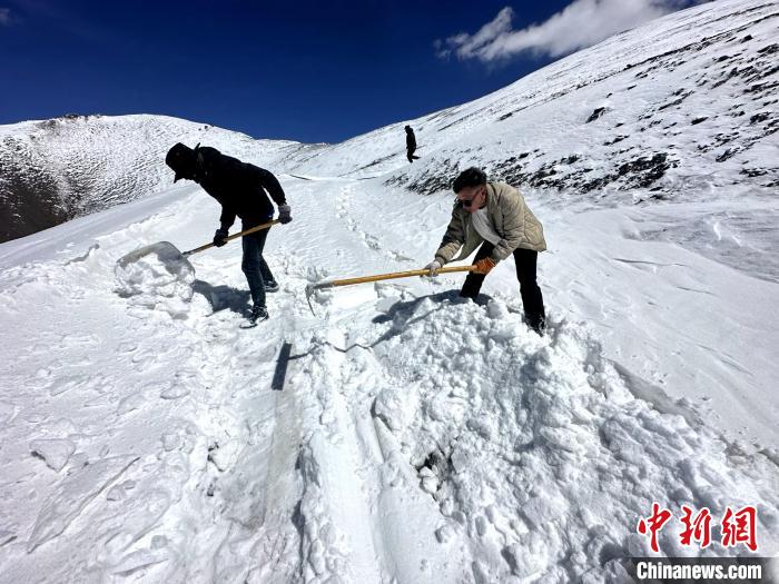 圖為生態(tài)管護(hù)人員在巡護(hù)道路上清雪?！《“瓦_(dá)杰 攝