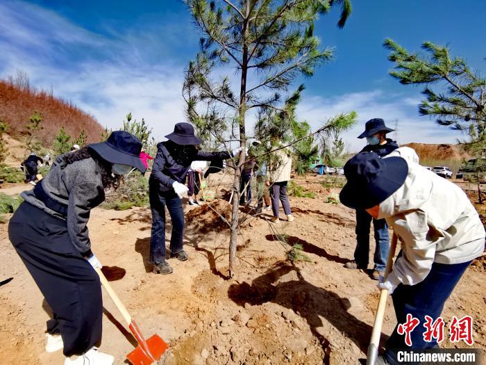 圖為西寧市城東區(qū)干部職工參加義務(wù)植樹。　張?zhí)砀?攝