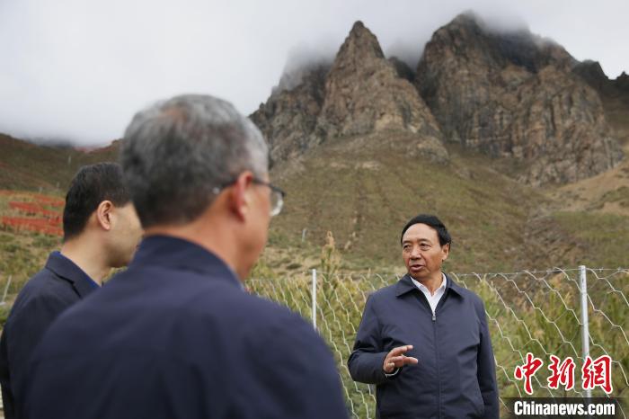 圖為西藏自治區(qū)人大常委會(huì)副主任、拉薩南北山綠化指揮部副總指揮江白(右)?！∝暣_ 攝