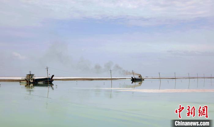 “天空之鏡”青海茶卡鹽湖：迎黃金旅游季，獨(dú)特景色引客來(lái)