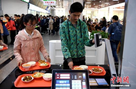 資料圖：某高校食堂學(xué)生在打飯。中新社記者 韓蘇原 攝