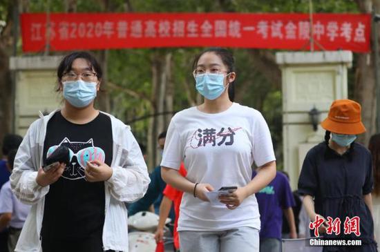 資料圖：2020年7月6日，江蘇南京一處考點，高考考生看完考場后走出考點。 中新社記者 泱波 攝