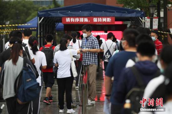 資料圖：2020年7月，上?？忌饺敫呖伎紙?。張亨偉 攝