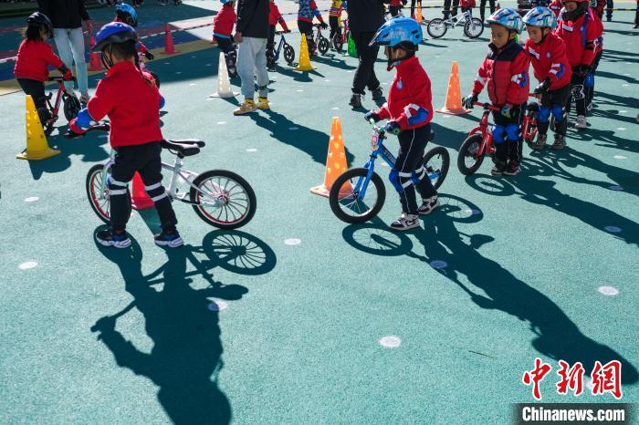 圖為拉薩市實(shí)驗(yàn)幼兒園孩子們正在練習(xí)滑步車。　何蓬磊 攝