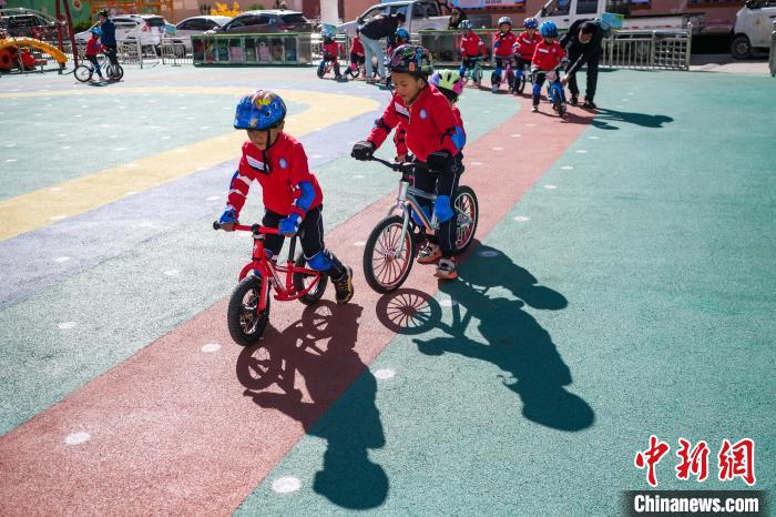 圖為拉薩市實(shí)驗(yàn)幼兒園孩子們正在練習(xí)滑步車?！『闻罾?攝