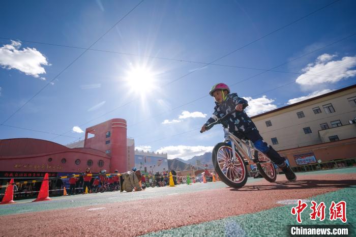 圖為拉薩市實(shí)驗(yàn)幼兒園孩子們正在練習(xí)滑步車?！『闻罾?攝