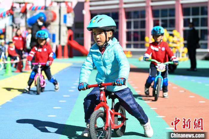 圖為拉薩市實(shí)驗(yàn)幼兒園孩子們正在練習(xí)滑步車?！『闻罾?攝