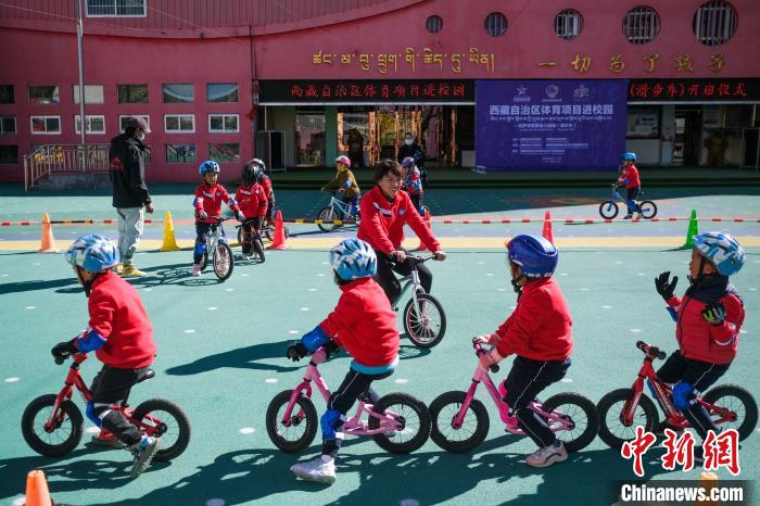 圖為拉薩市實(shí)驗(yàn)幼兒園孩子們正在練習(xí)滑步車。　何蓬磊 攝