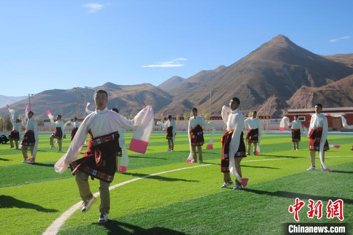 圖為青海師范大學(xué)附屬玉樹實(shí)驗(yàn)學(xué)校學(xué)生在綠茵場跳起囊謙古舞—卓根瑪。　程雨 攝