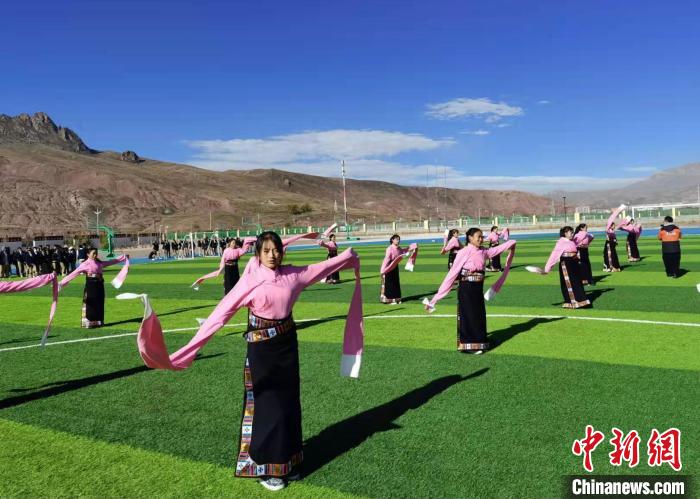 圖為青海師范大學(xué)附屬玉樹實(shí)驗(yàn)學(xué)校學(xué)生在綠茵場(chǎng)跳起囊謙古舞—卓根瑪?！“讋?攝