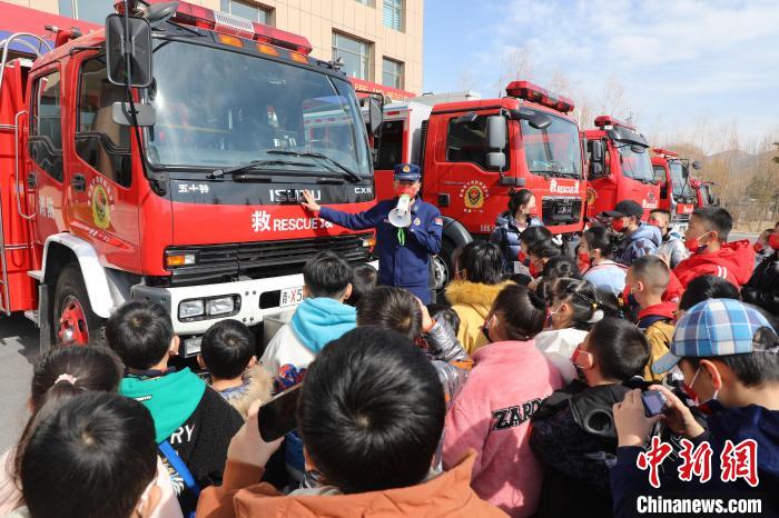 圖為消防員向小朋友們講解消防車?！铨埥?攝