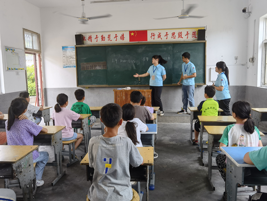 小學(xué)生牽手大學(xué)生 “混齡組團(tuán)”共成長