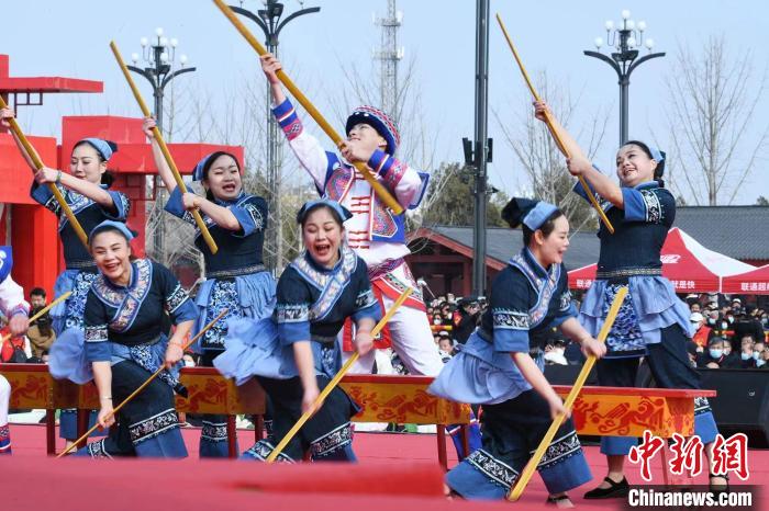 圖為廣西壯族打扁擔展演。　梁照曾 攝