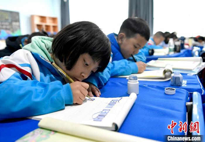 3月14日，西藏拉薩市第一小學一年級六班的學生們在藏語文課上書寫藏文。　李林 攝