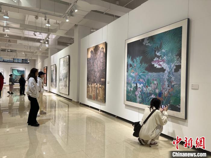 圖為全國青年教師中國畫學(xué)術(shù)邀請展吸引學(xué)生觀展。　鐘旖 攝