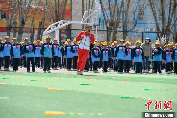 圖為學(xué)生在跳繩教練齊景龍的指導(dǎo)下做準(zhǔn)備運(yùn)動(dòng)。　貢嘎來松 攝