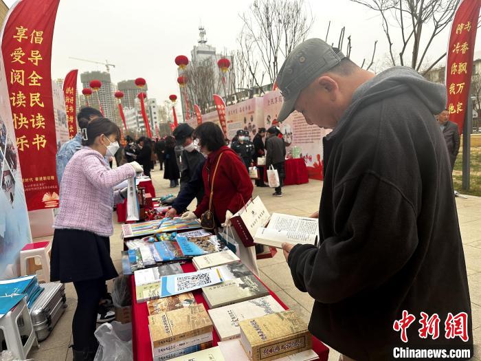 圖為民眾在活動現(xiàn)場讀書、購書。　李雋 攝